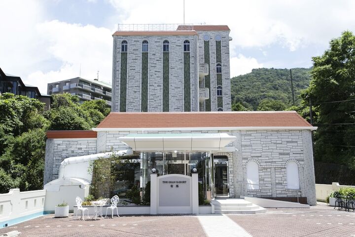 그랜드 리조트 아리마 돌벽 무늬 외벽과 유리 현관이 있는 호텔 정면