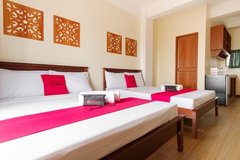 RedDoorz Plus 근처의 Johnson and Johnson Paranaque