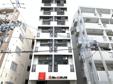 미스터 긴조 미키24 - 마키시 역 앞에 위치