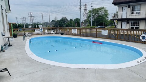 폴스 로지 바이 더 폴스