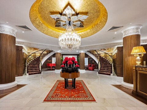 더 클래리지스, 뉴델리