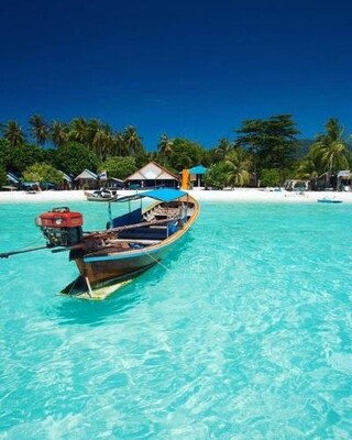 DAYA Beach, Lipe local
