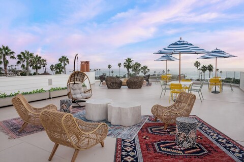 카디프 바이 더 시 로지