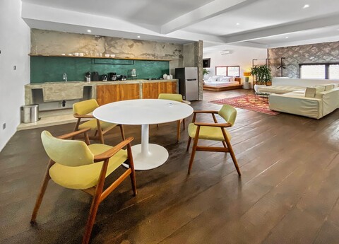 베라와 팩토리 업스테어스