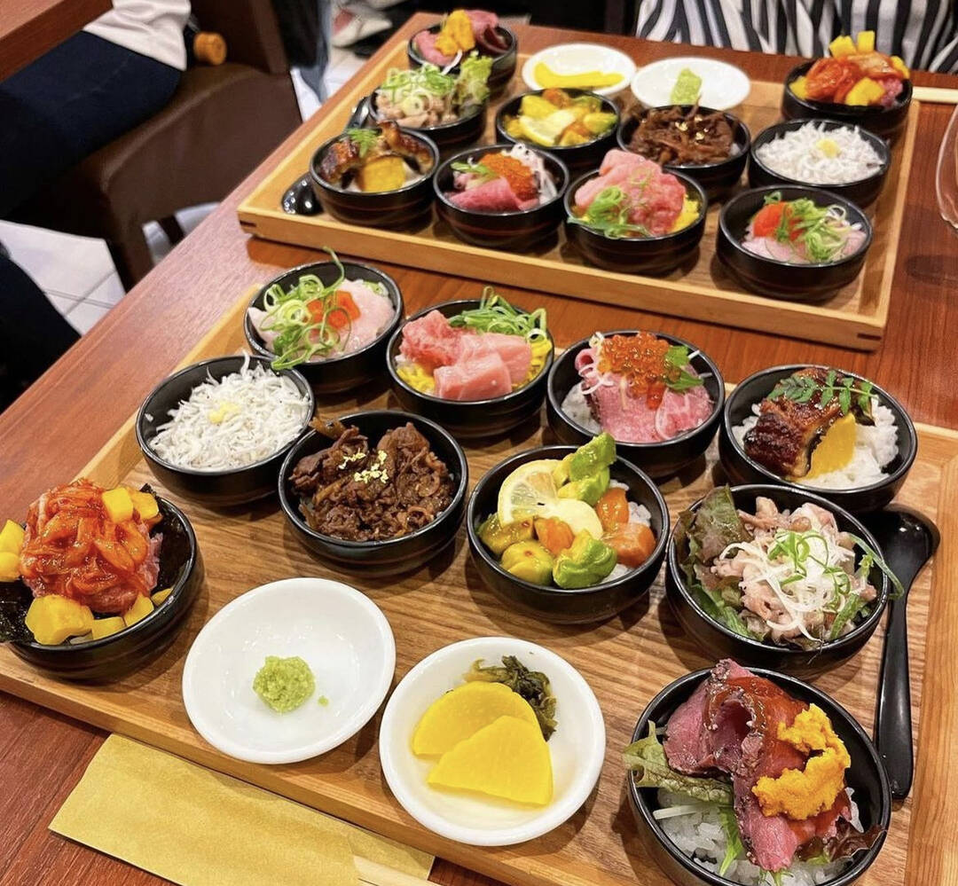 10종 덮밥을 다양하게 맛볼 수 있는 도쿄 덮밥집🍚
