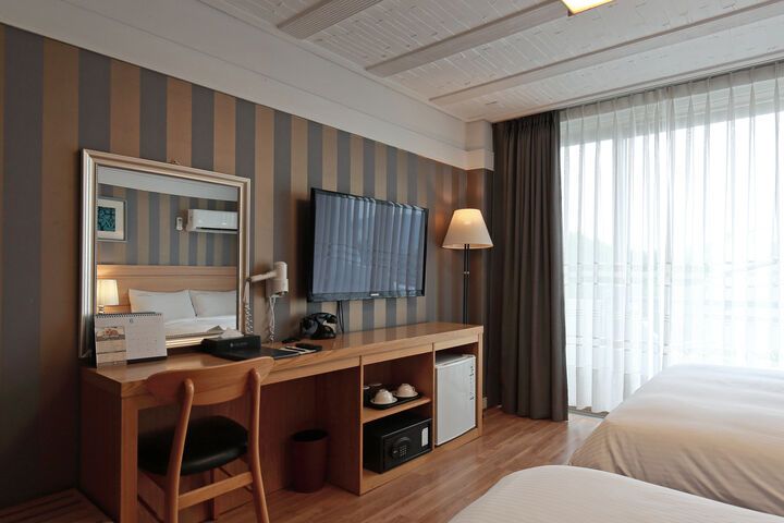 room detail thumbnail 2