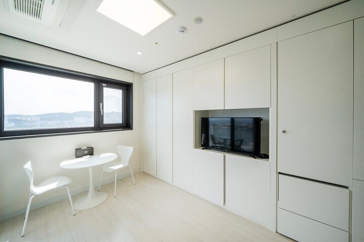 room detail thumbnail 1
