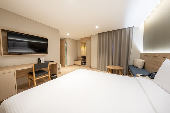 room detail thumbnail 1