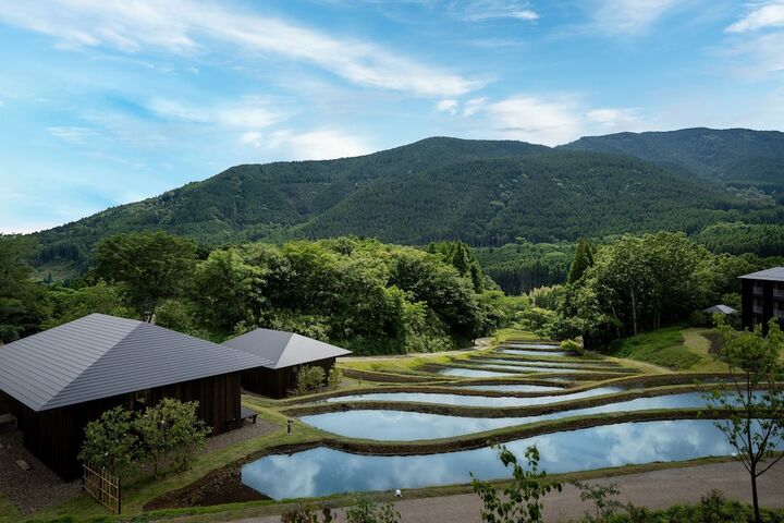 카이 유후인 물을 댄 계단식 논과 별채 지붕, 뒤편 산자락