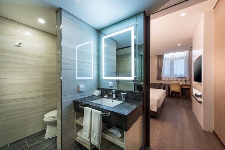 room detail thumbnail 2