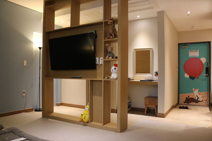 room detail thumbnail 2