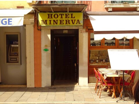 호텔 미네르바 에 네뚜노