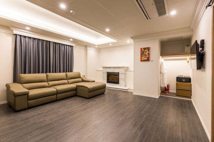 room detail thumbnail 2