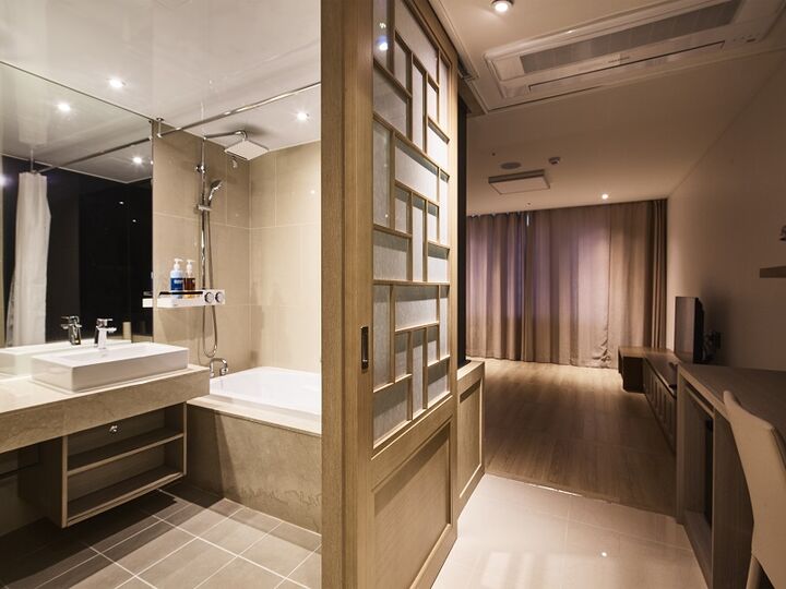 room detail thumbnail 1