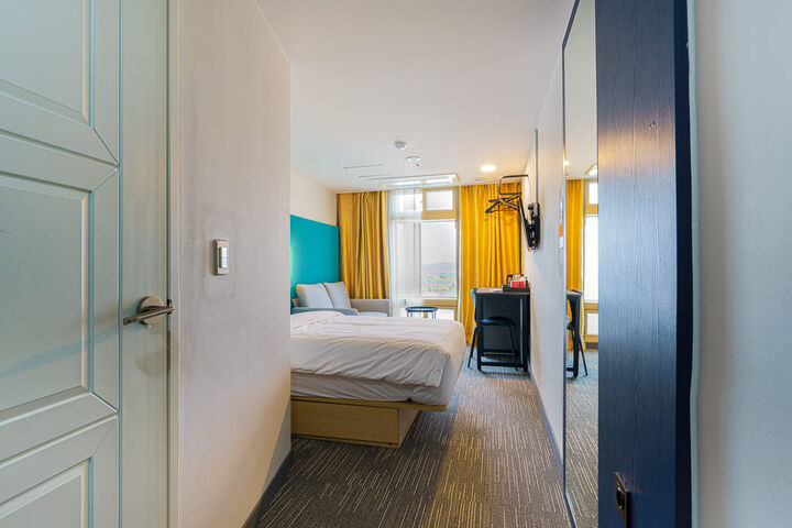 room detail thumbnail 2