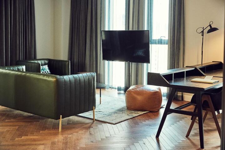 room detail thumbnail 2