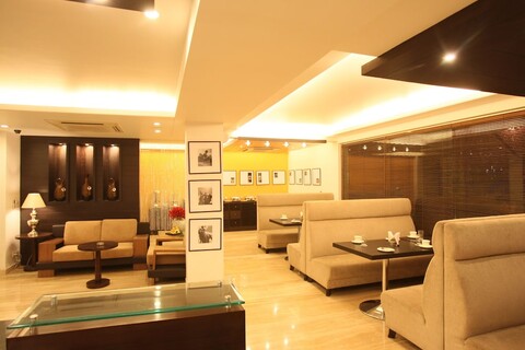 엠블럼 호텔, 뉴 프렌즈 콜로니