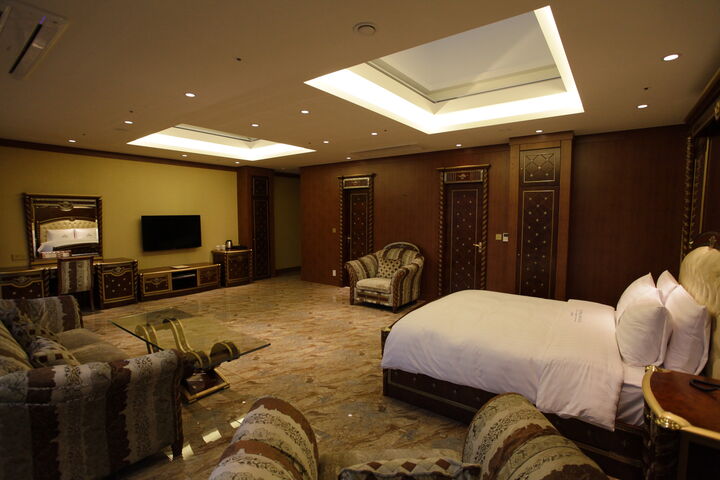 room detail thumbnail 1