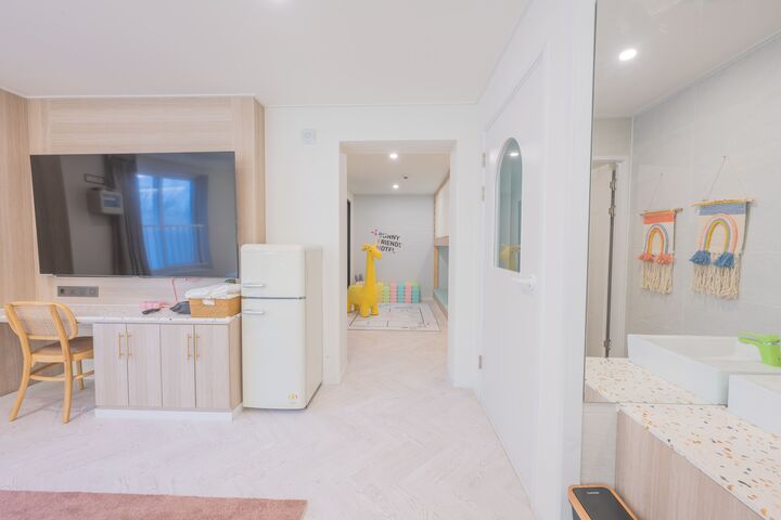 room detail thumbnail 2