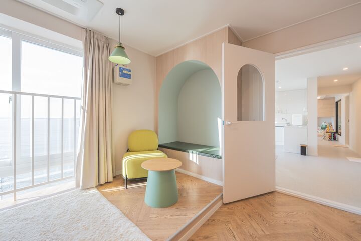 room detail thumbnail 2