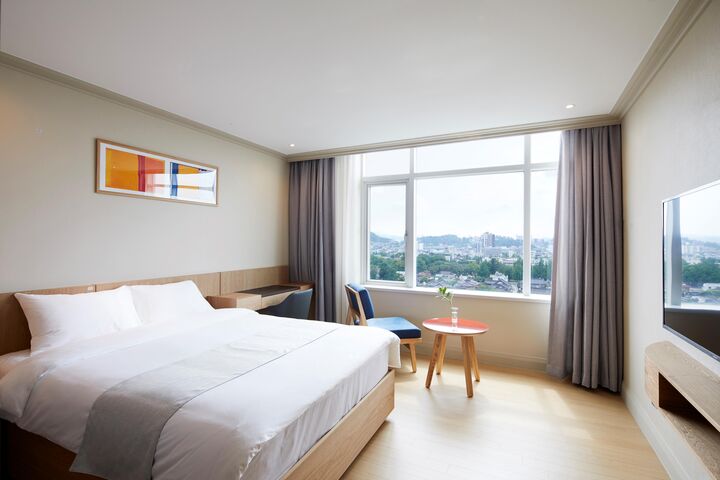 room detail thumbnail 1