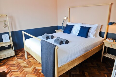 리스본의 샴페인 바이브, 미샤의 플레이스 5C