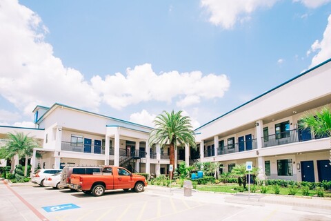 팰리스 인 블루 I-45 & 칼리지 애브