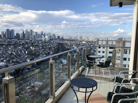 미그즈 엔 톤스 플레이스 앳 사이프러스 타워