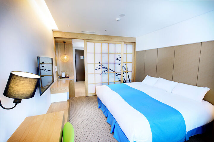 room detail thumbnail 1