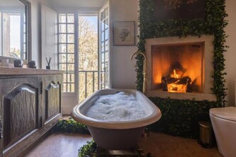 Unique double Smart Room in 17 century Home with snooker, hottub and BBQ