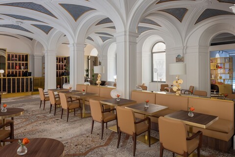 마이종 로마 피아짜 디 스파냐 | UNA 에스페리엔체