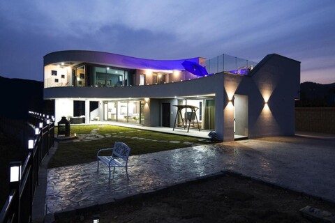 에세이 더 레지던스