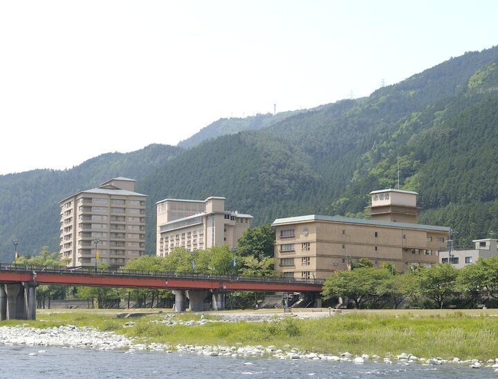 스이메이칸 飛騨川 건너편에서 본 스이메이칸 건물과 붉은 철교