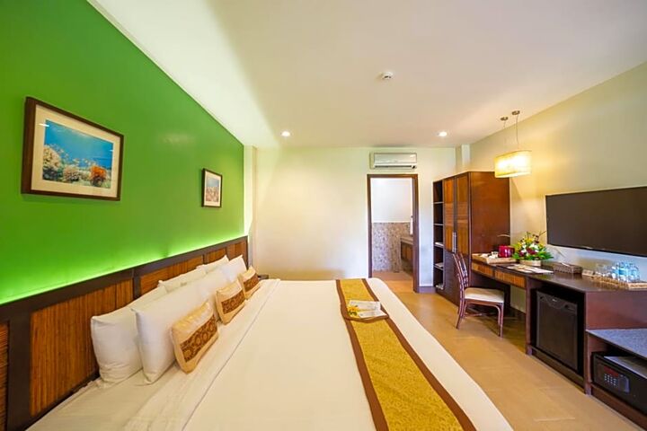 room detail thumbnail 2
