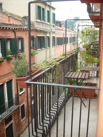 알로기 아글리 아르티스티