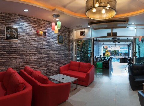 어겐 타이참 하우스 앳 파통 비치