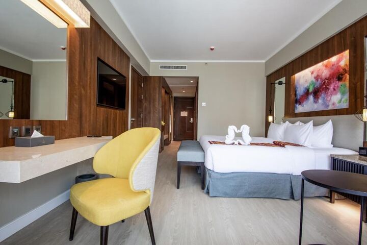 room detail thumbnail 2