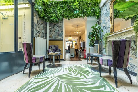 영 & 해피 라틴 쿼터 바이 이포포스텔