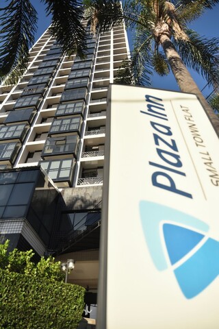 플라자 인 스몰 타운 플랫