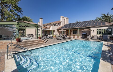 하프 문 베이 로지