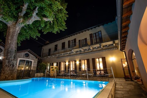 알베르고 레 두에 코르티