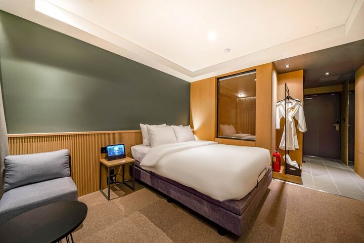 room detail thumbnail 2