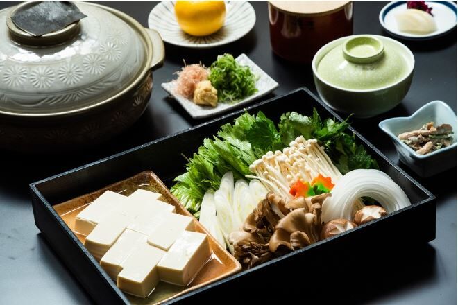 강 옆에서 단풍을 보며 즐기는 가을 한정 교토 모미지야 두부 요리/A-0952