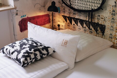 18아츠 호텔 - 갤러리에서 생활하기!