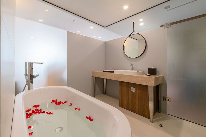 room detail thumbnail 2