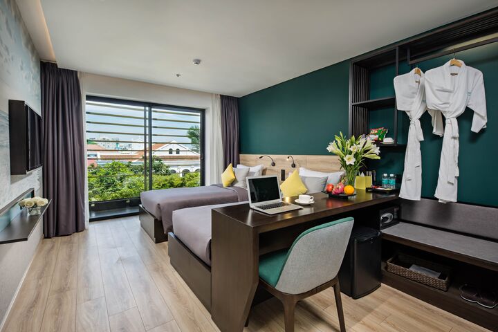 room detail thumbnail 2