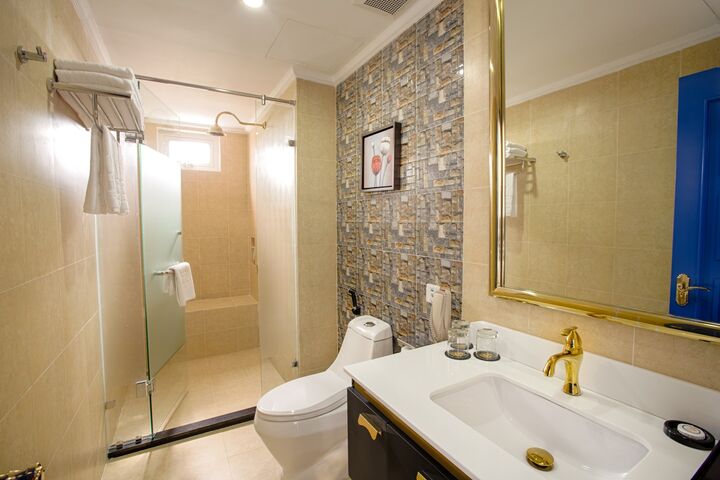 room detail thumbnail 2