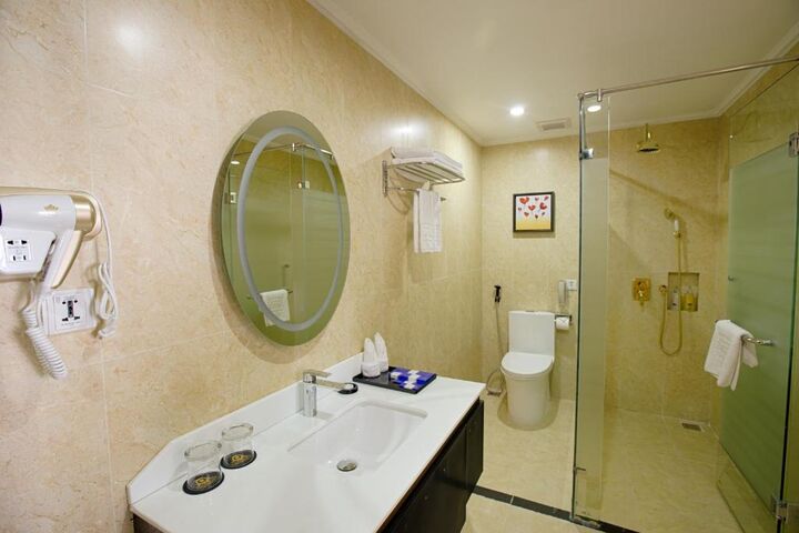 room detail thumbnail 2