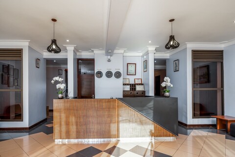 엔테베 트래블러스 호텔