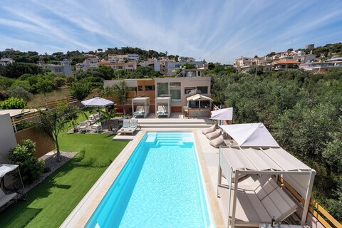 모듈러 방갈로와 히터가 설치된 수영장 아르테미스 그리스